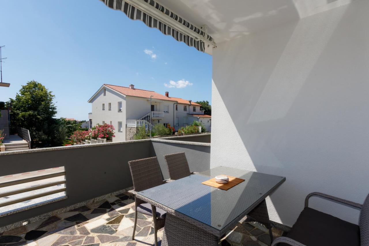 Apartments Lacic Đảo Krk Ngoại thất bức ảnh